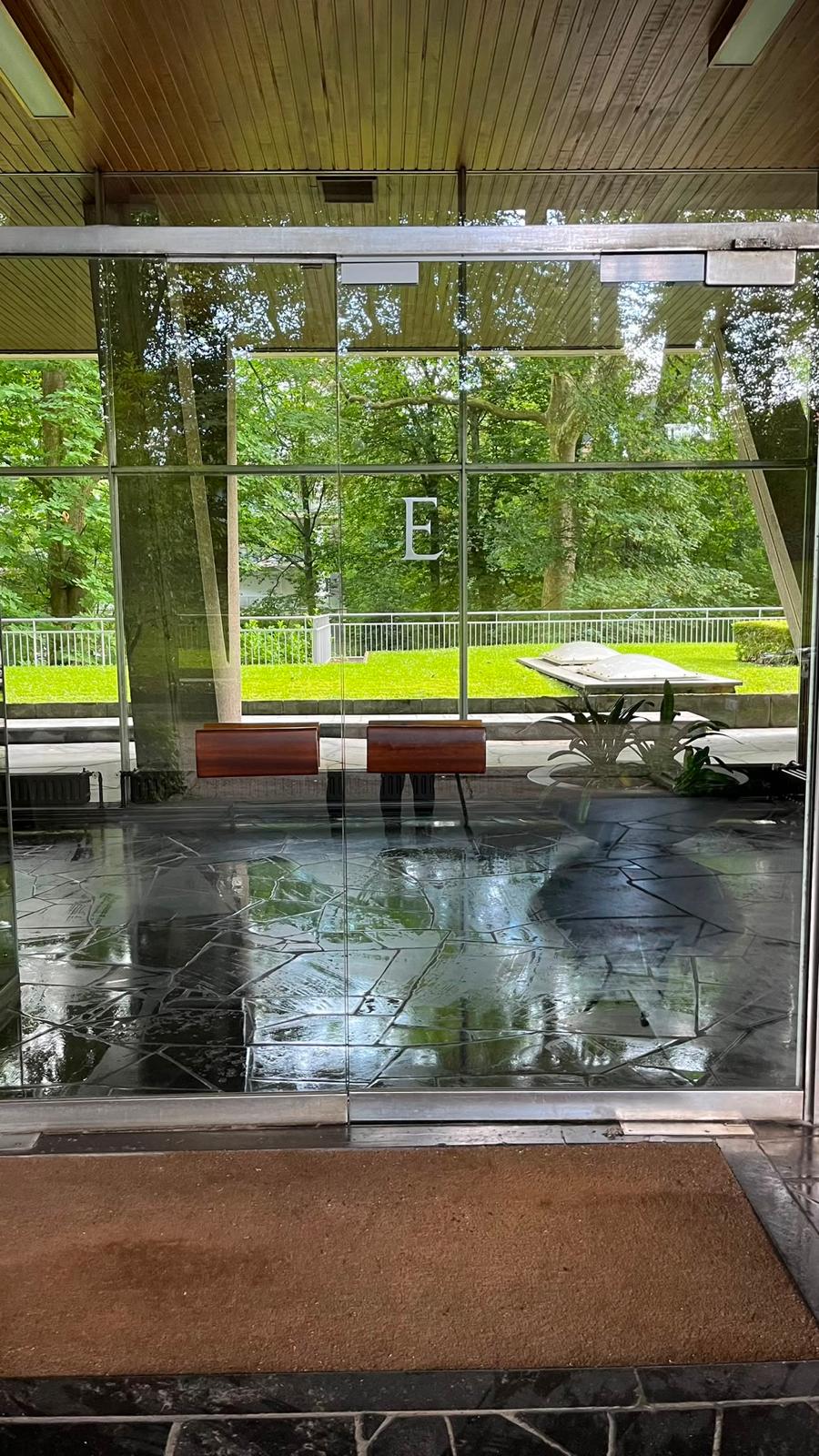 Sol en pierre naturelle dans une entrée professionnelle